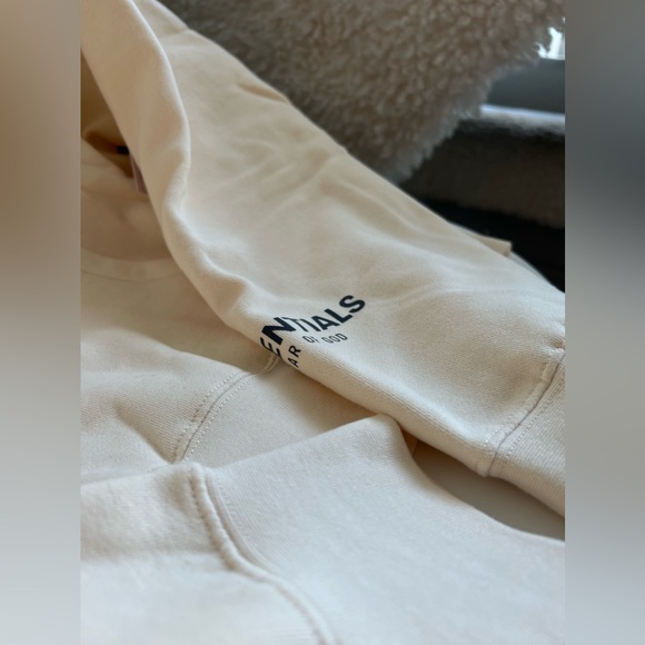 ☁️Authentic Fear of God Essentials Cream Hoodie - Picture 5 of 17